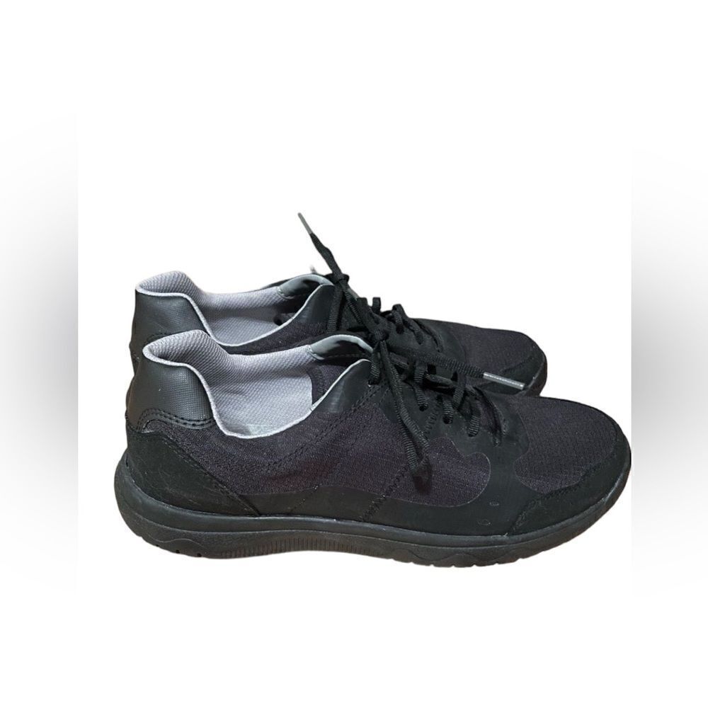 Mens size 10 Clark’s cloud stepper shoes